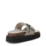Sandalias de plataforma con diseño de doble tira en color gris claro. Presentan una hebilla metálica decorativa en la tira superior y una separación para el dedo pulgar. La base combina un borde estilo corcho con una suela dentada de goma negra.