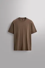 Camiseta de corte regular confeccionada en tejido de algodón, con cuello redondo y manga corta. Presenta un detalle de logo en relieve en el bajo.