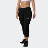 Calza capri deportiva New Balance Accelerate, color negro, con logo NB reflectante en el muslo y cintura de tiro medio.