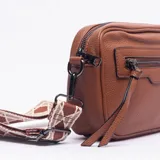 Bandolera de cuero sintético color marrón con textura granulada, cierre frontal con tirador largo y correa ajustable con diseño geométrico.