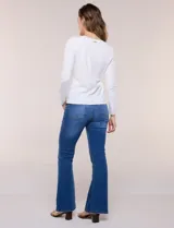 Buzo tejido fino y suave de marca Elie Tahari, color gris, con escote redondo pronunciado, mangas largas y silueta semi entallada.