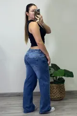 Pantalón de jean azul de corte recto y tiro bajo.