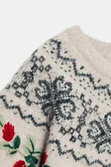 Jersey de punto de cuello redondo y manga corta, color beige con diseño de jacquard geométrico y bordados de flores y hojas en tonos rojos y verdes.