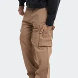 Pantalón cargo de corte recto en color gris, con bolsillos laterales con solapa y costuras reforzadas en las rodillas.