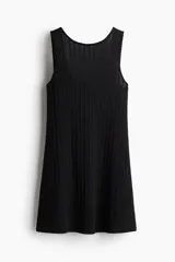 Vestido corto sin mangas de punto texturizado, con cuello redondo, espalda superescotada y falda con leve vuelo. Presenta ribete festoneado en cuello y sisas.