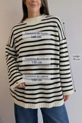 Sweater tejido de punto con diseño a rayas horizontales, cuello redondo y mangas largas con caída holgada.