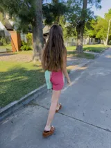 Shorts patchwork con estampado a rayas en tonos pastel (lila, amarillo, celeste y blanco) y detalle de bordado con la palabra 'pur' en verde.