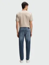 Pantalón de jean Boss modelo C Re.maine, de corte recto y tiro medio con efecto deslavado en tono azul.