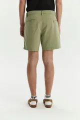 Bermuda de gabardina color verde oliva, corte recto y largo a la rodilla.