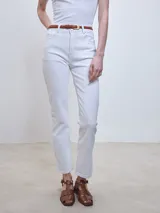 Pantalón de jean de corte recto color blanco, con cintura alta y largo al tobillo.