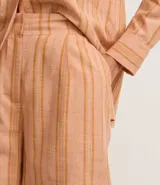 Short de algodón a rayas verticales color naranja con hilo metalizado, de cintura alta y corte recto.