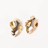 Par de caravanas de diseño abstracto y orgánico, con acabado brillante en tonos dorado y plateado.