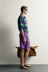 Pantalones cortos de Zara Athleticz confeccionados en tejido técnico ligero color violeta, con cintura elástica ajustable con cordón y pliegues frontales.