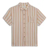 Camisa de manga corta Critical Slide modelo Dexter, con diseño de rayas verticales en tonos beige y naranja, cuello camisero, cierre frontal con botones y un bolsillo aplicado en el pecho.