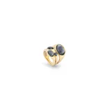 Anillo dorado con cuatro cristales facetados negros de distinto tamaño.
