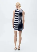 Vestido corto de tejido de punto con diseño entallado, cuello redondo y tirantes anchos. Presenta un estampado de rayas horizontales con una división vertical central que alterna la dirección y el grosor de las rayas.