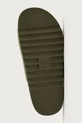Sandalia de estilo casual en color verde militar con acabado engomado, dos tiras anchas en el empeine ajustables con hebillas y plantilla anatómica.