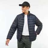 Campera puffer azul marino con cierre frontal y cuello alto.