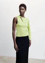 Buzo de punto fino en color verde lima, con diseño asimétrico que presenta una manga larga y un hombro descubierto. Incluye un detalle de abertura en el escote y terminaciones en canalé.