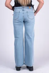 Jean de tiro medio color celeste, confeccionado en denim de algodón con lycra. Modelo de corte wide leg con piernas amplias y rectas, diseño clásico de cuatro bolsillos y cierre frontal con botón.
