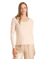 Buzo de tejido fino color beige, con cuello redondo decorado con apliques de brillos y mangas largas.