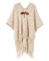 Ruana confeccionada en lana merino color beige, de diseño amplio y envolvente con flecos en el borde inferior y un broche artesanal de cuero en el frente.