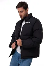 Campera puffer Caterpillar color negro con cuello alto, cierre frontal con cremallera, bolsillos laterales con cierre y logo de la marca estampado en el pecho.