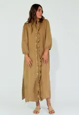 Vestido largo color beige de lino, con cuello mao, mangas 3/4 abullonadas y cierre frontal con botones y volados.