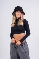 Crop top gris de punto canalé con cuello alto y mangas largas.