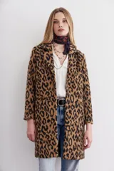 Tapado de corte recto con solapas angostas, cierre frontal con botones y bolsillos ojal. Confeccionado en paño con estampado animal print.