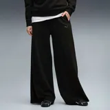 Pantalón de mujer Puma modelo Class Relaxed Wide Leg, color negro, de corte ancho y relajado, con cintura elástica con cordón ajustable y el logo de la marca bordado discretamente en la pierna.