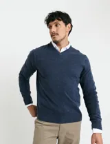 Sweater de punto con escote en V y manga larga, confeccionado en tejido acrílico con textura suave.