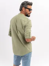 Camisa de manga larga Cuatroases color azul, confeccionada en algodón con textura tipo lino, cuello mao y cierre frontal de botones.