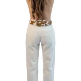 Cinto de cuero vacuno con pelo natural, con diseño de manchas tipo animal print. Cuenta con hebilla metálica y costuras reforzadas.