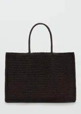 Bolso tipo shopper color marrón oscuro, confeccionado con tejido trenzado efecto rafia, con dos asas de mano y diseño rectangular.