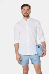 Short de baño celeste con estampado de veleros blancos, cintura elástica con cordón ajustable, dos bolsillos laterales y suspensor de malla fina.