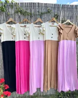 Vestido largo de morley combinado en dos tonos, con mangas cortas con volados y botones decorativos.