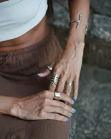 Anillo plateado con forma de esqueleto de costillas.