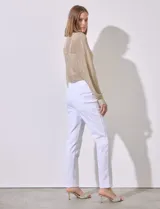 Jegging blanco de algodón elastizado con pretina ancha elastizada, bolsillos delanteros simulados y bolsillos traseros aplicados.