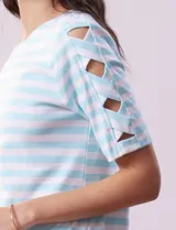 Remera de algodón a rayas horizontales blancas y negras, con cuello redondo y mangas cortas con aberturas entrelazadas.