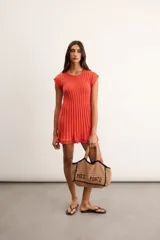 Vestido corto de punto acanalado color naranja, de manga corta y cuello redondo, con detalle de terminación en crochet en el ruedo.