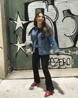 Pechera de cuero vacuno en color negro, diseñada con flecos largos y cierre frontal mediante lazo. Es un accesorio versátil tipo cuello para complementar prendas básicas.