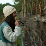Gorro de lana color blanco con etiqueta de cuero sintético con logo de la marca Maui and Sons.