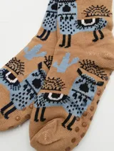 Medias color beige con diseño de llamas azules y cactus, con interior de sherpa blanco.