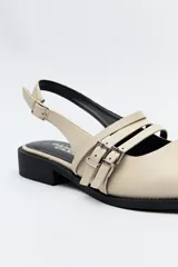 Zueco destalonado negro con tiras finas y hebillas metálicas, punta fina y taco cuadrado.