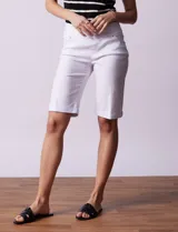 Bermuda blanca de gabardina elastizada marca Zac & Rachel. Tiene pretina ancha elastizada, bolsillos delanteros y traseros, y ruedo con dobladillo.