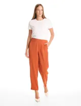 Pantalon de corte relajado color beige, con cintura plana en el frente y elástica en la parte posterior. Presenta pierna de corte recto, bolsillos laterales diagonales y bolsillos traseros simulados.