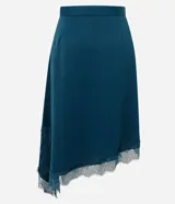 Pollera midi de satén color verde petróleo, con corte asimétrico y detalle de encaje aplicado en el ruedo. Presenta una cintura estructurada y una caída fluida.