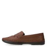 Mocasines de cuero color marrón con diseño tipo náutico, puntera redonda, aberturas laterales y costuras reforzadas en el contorno. Incluye detalle de logo circular en el empeine y suela de goma oscura.