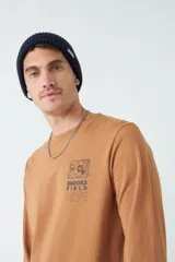 Remera de manga larga azul marino con estampado en la espalda de un tocadiscos y otros diagramas técnicos en color blanco.